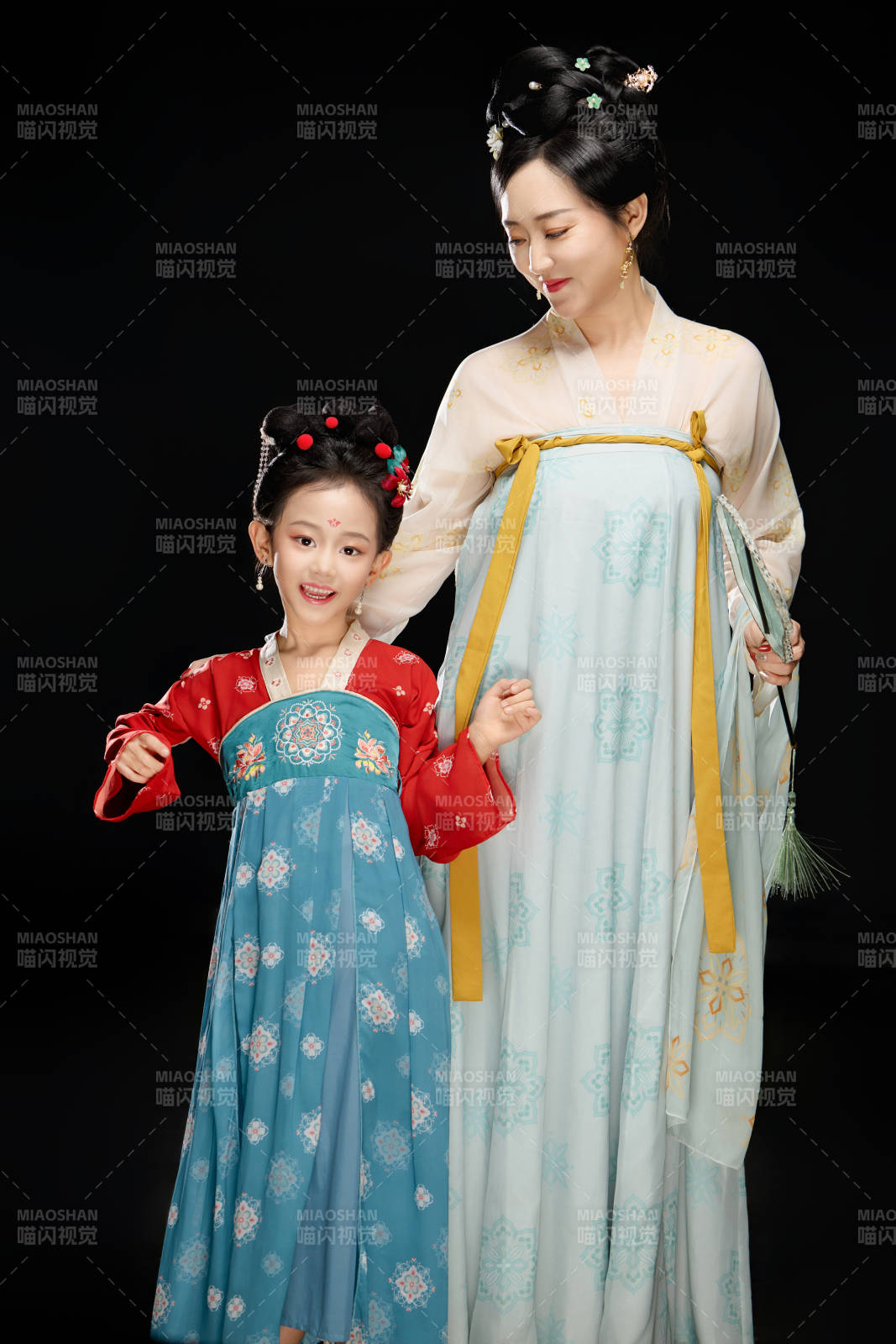 黑色背景下汉服装扮的中国母女亲子人像图片