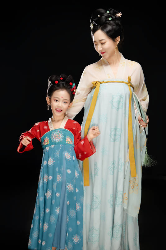黑色背景下汉服装扮的中国母女亲子人像图片
