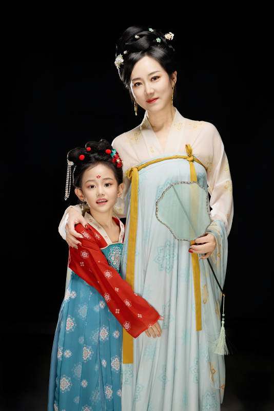 黑色背景下汉服装扮的中国母女亲子人像图片