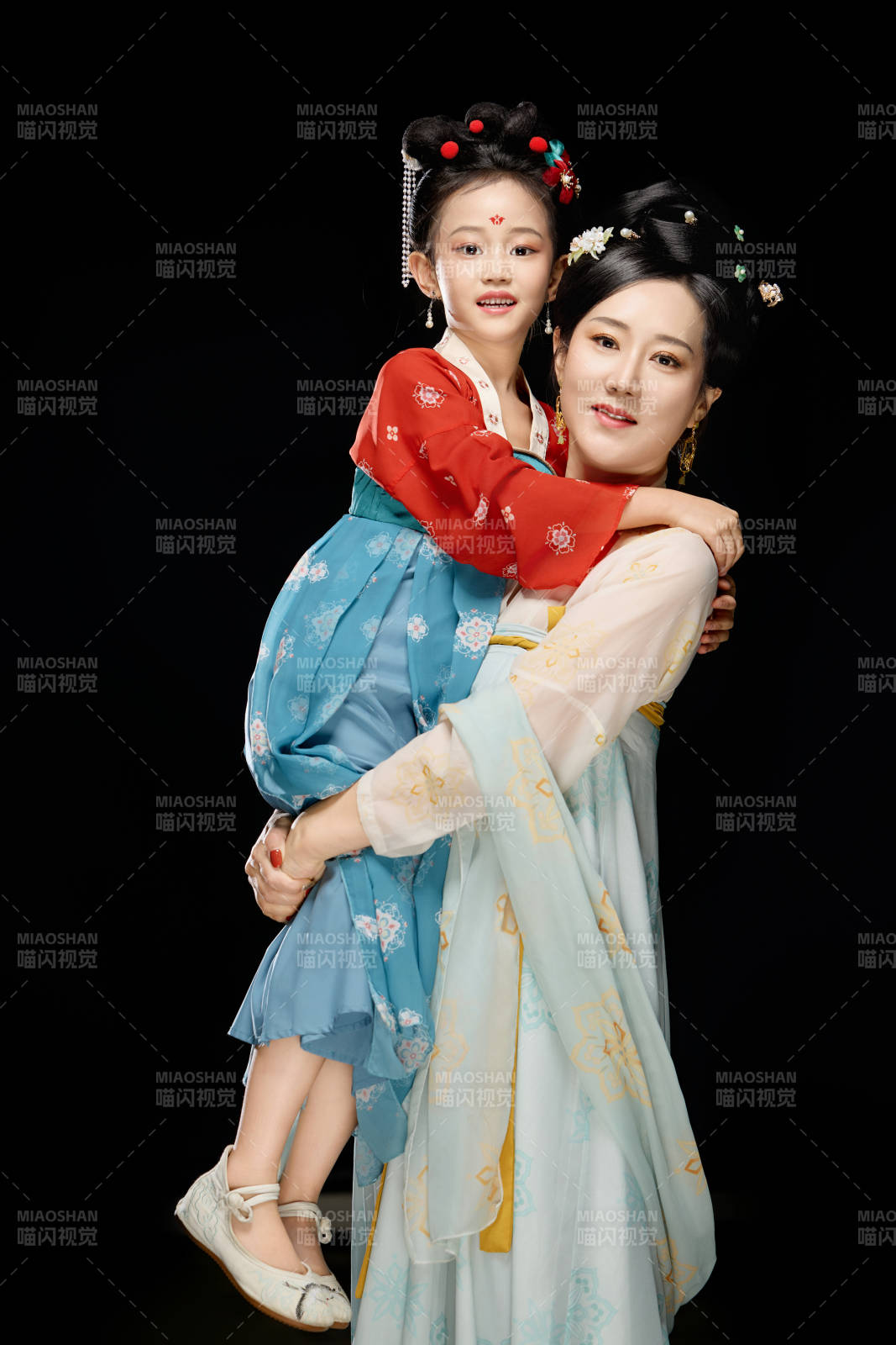黑色背景下汉服装扮的中国母女亲子人像图片