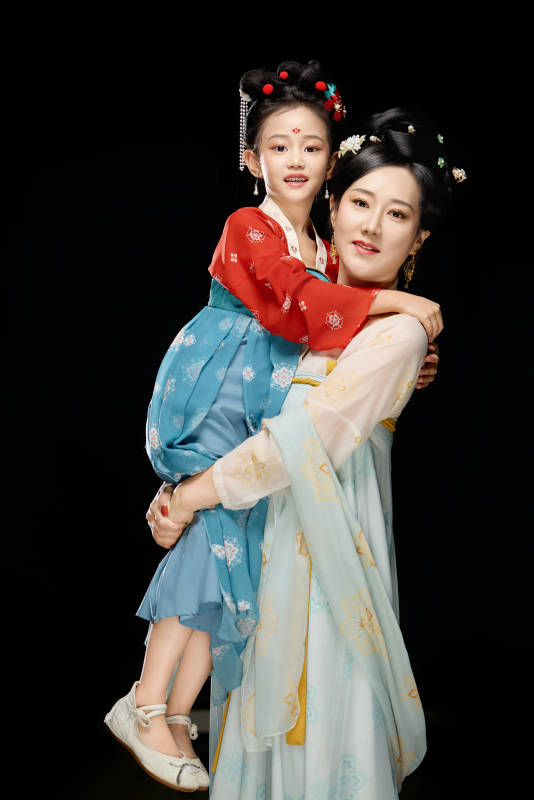 黑色背景下汉服装扮的中国母女亲子人像图片