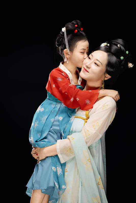 黑色背景下汉服装扮的中国母女亲子人像图片