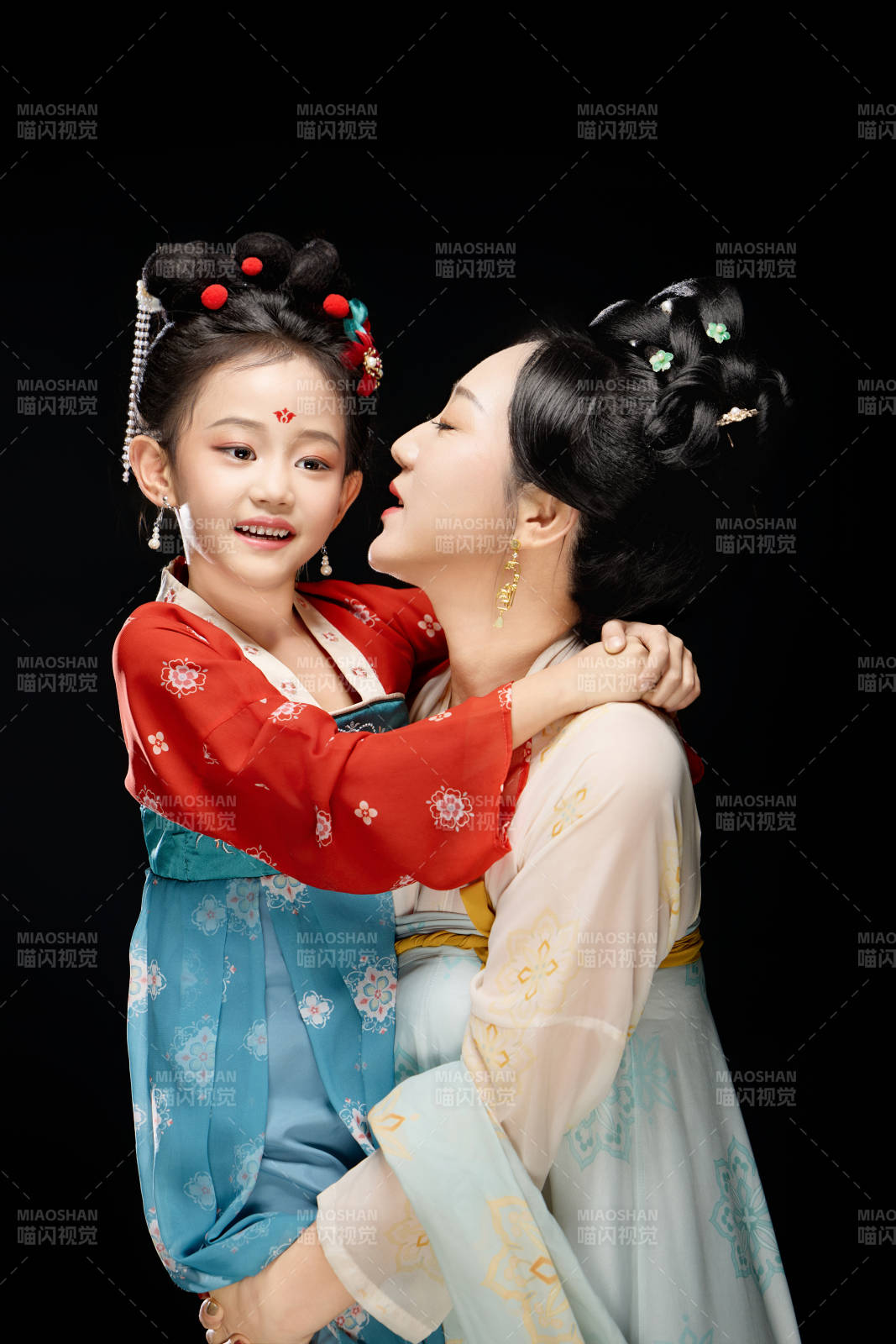 黑色背景下汉服装扮的中国母女亲子人像图片