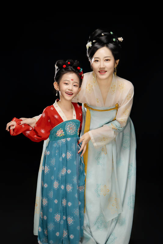 黑色背景下汉服装扮的中国母女亲子人像图片