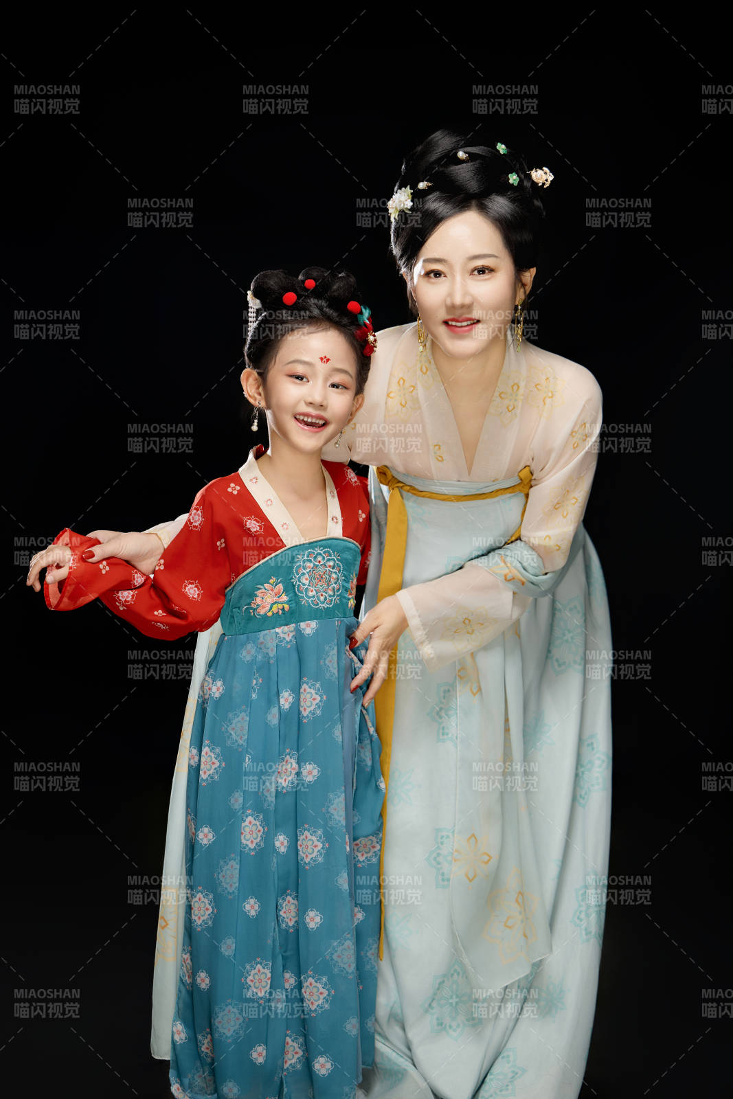 黑色背景下汉服装扮的中国母女亲子人像图片