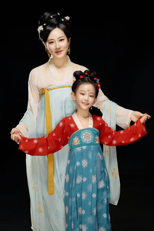 黑色背景下汉服装扮的中国母女亲子人像图片