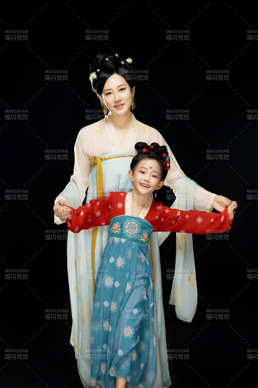 黑色背景下汉服装扮的中国母女亲子人像图片