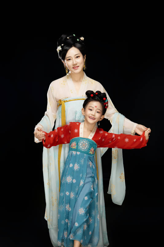 黑色背景下汉服装扮的中国母女亲子人像图片