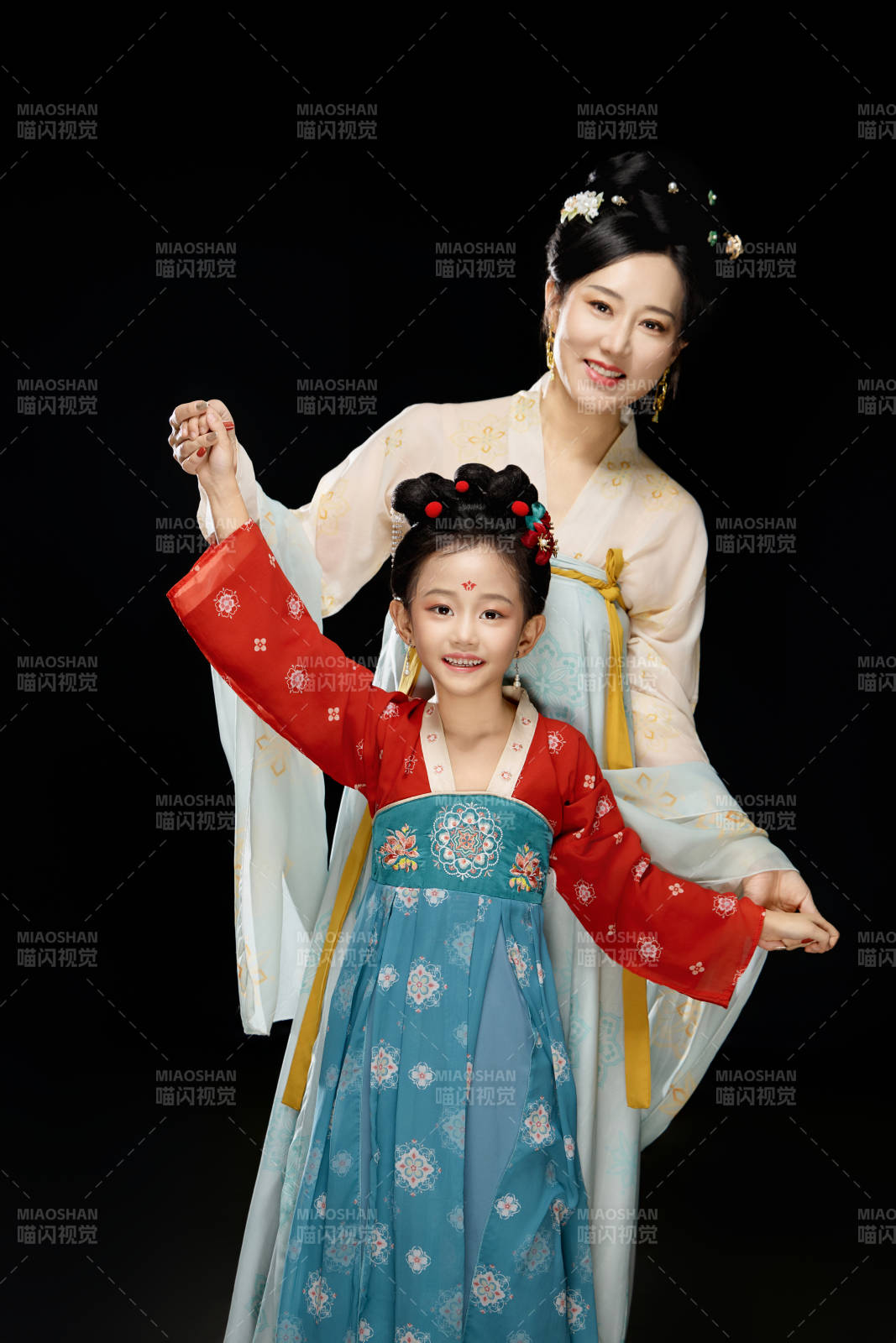 黑色背景下汉服装扮的中国母女亲子人像图片