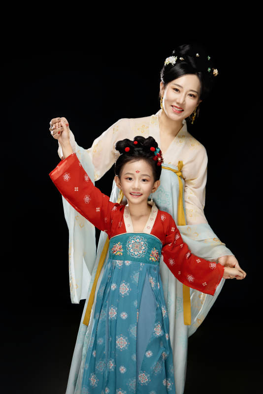 黑色背景下汉服装扮的中国母女亲子人像图片