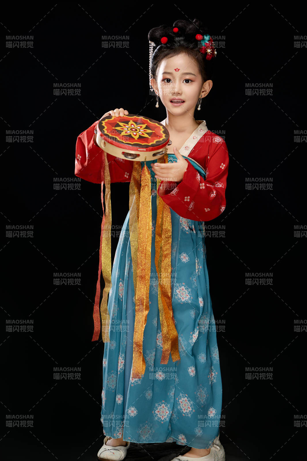 黑色背景下汉服装扮的中国女童图片