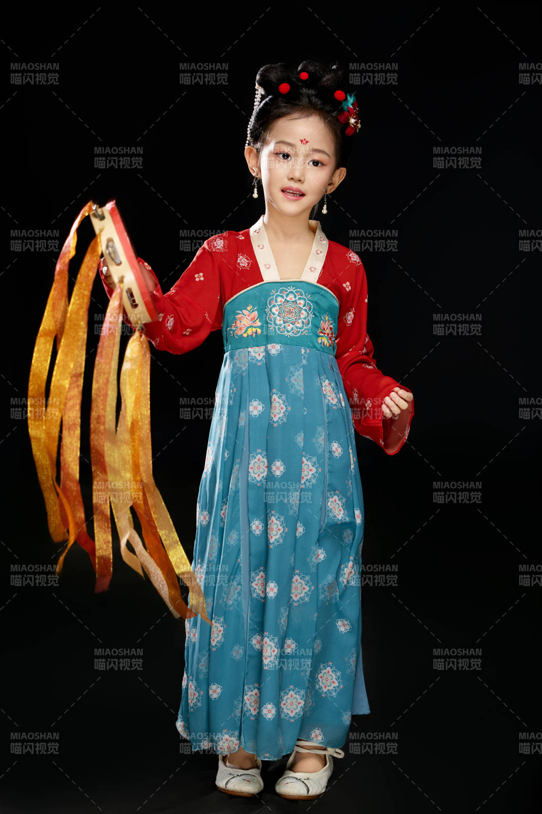 黑色背景下汉服装扮的中国女童图片