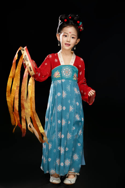 黑色背景下汉服装扮的中国女童图片