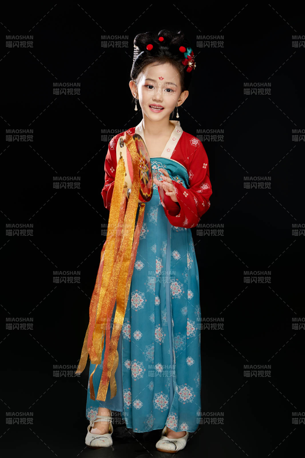 黑色背景下汉服装扮的中国女童图片