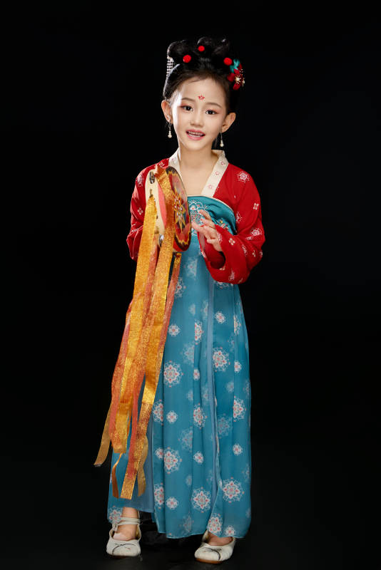 黑色背景下汉服装扮的中国女童图片
