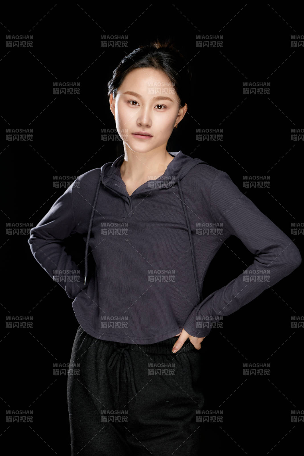 黑色背景下的亚洲美丽年轻女性形象图片