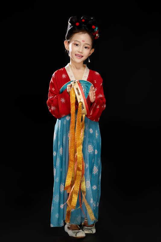 黑色背景下汉服装扮的中国女童图片