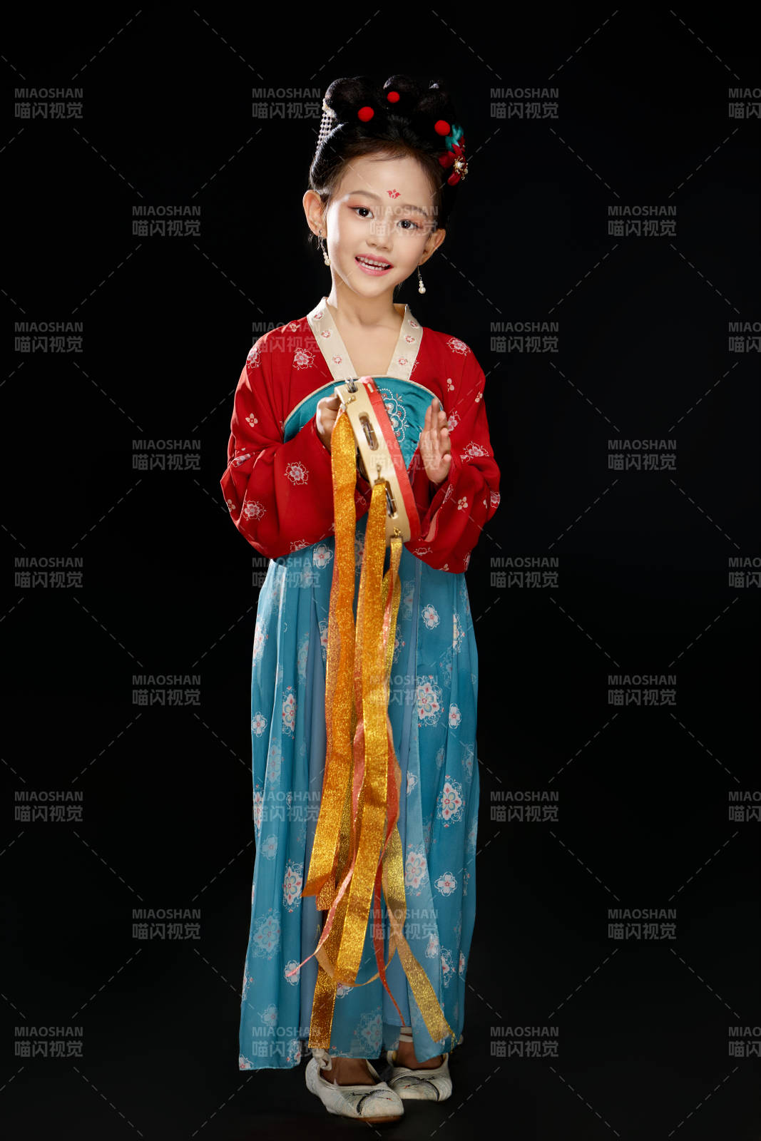 黑色背景下汉服装扮的中国女童图片