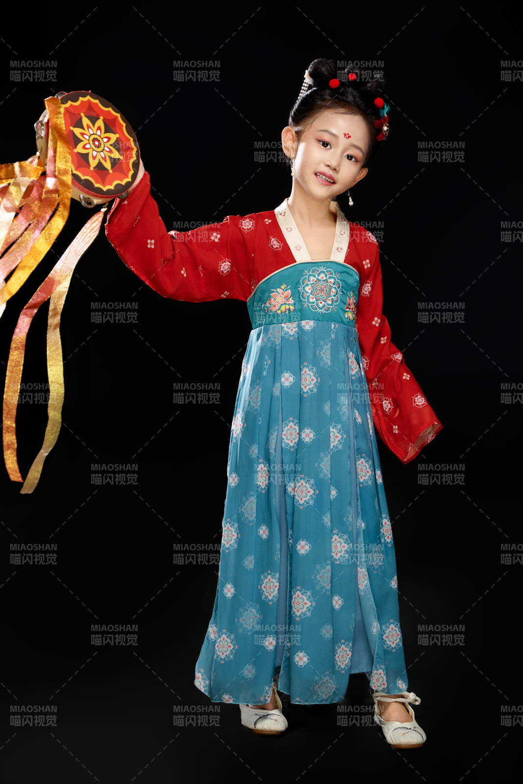 黑色背景下汉服装扮的中国女童图片