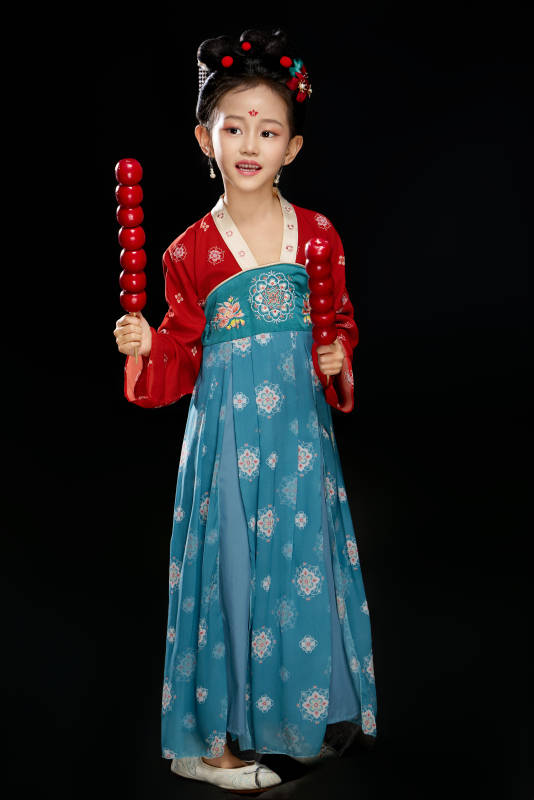 黑色背景下汉服装扮的中国女童图片