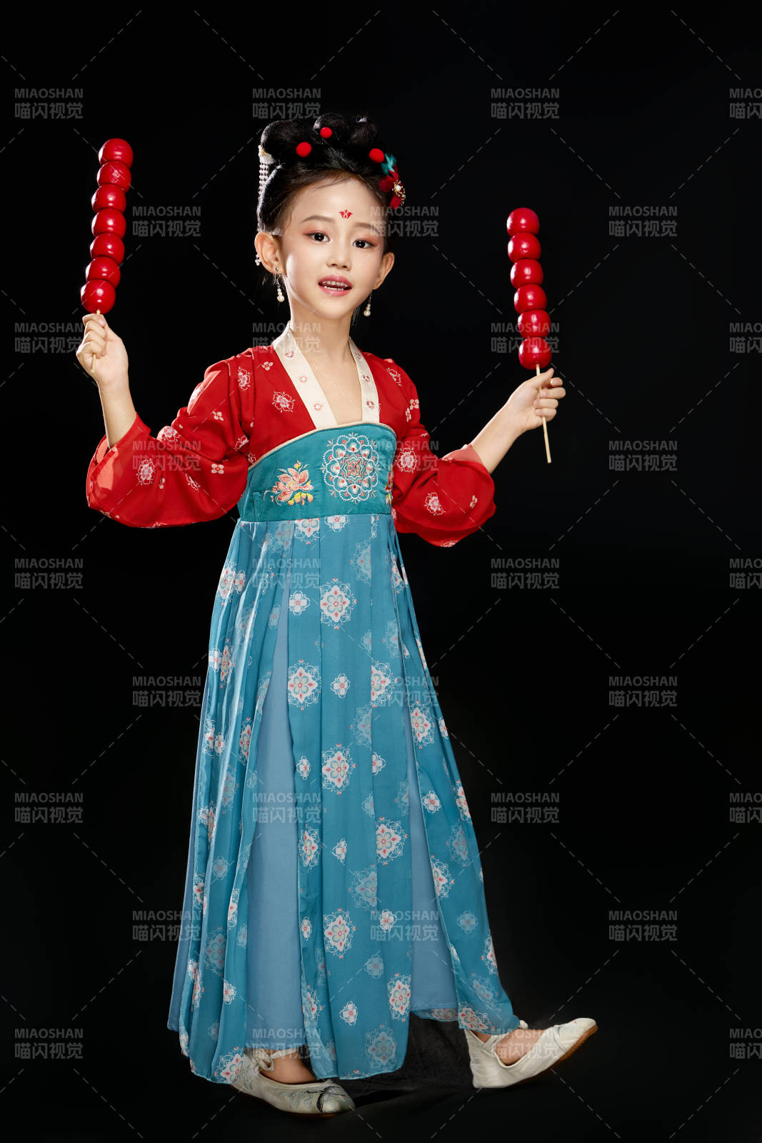 黑色背景下汉服装扮的中国女童图片