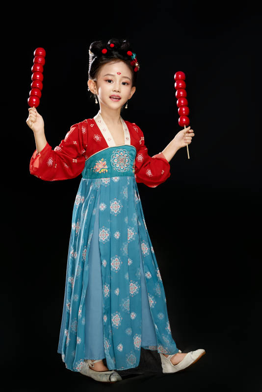 黑色背景下汉服装扮的中国女童图片