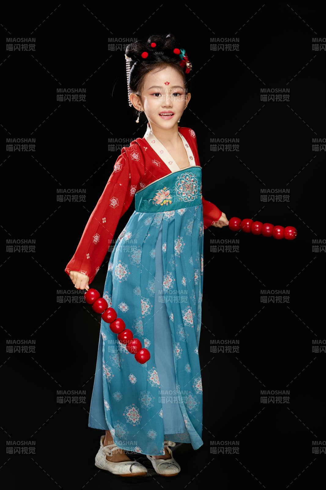 黑色背景下汉服装扮的中国女童图片