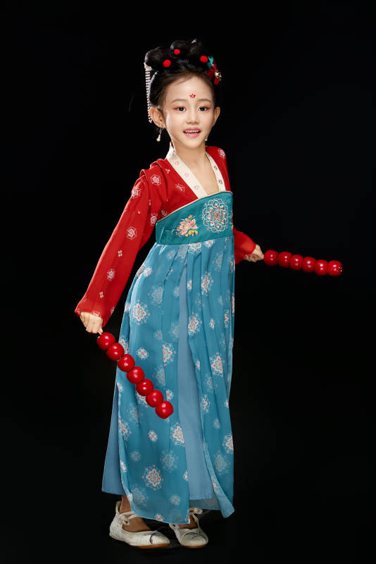 黑色背景下汉服装扮的中国女童图片