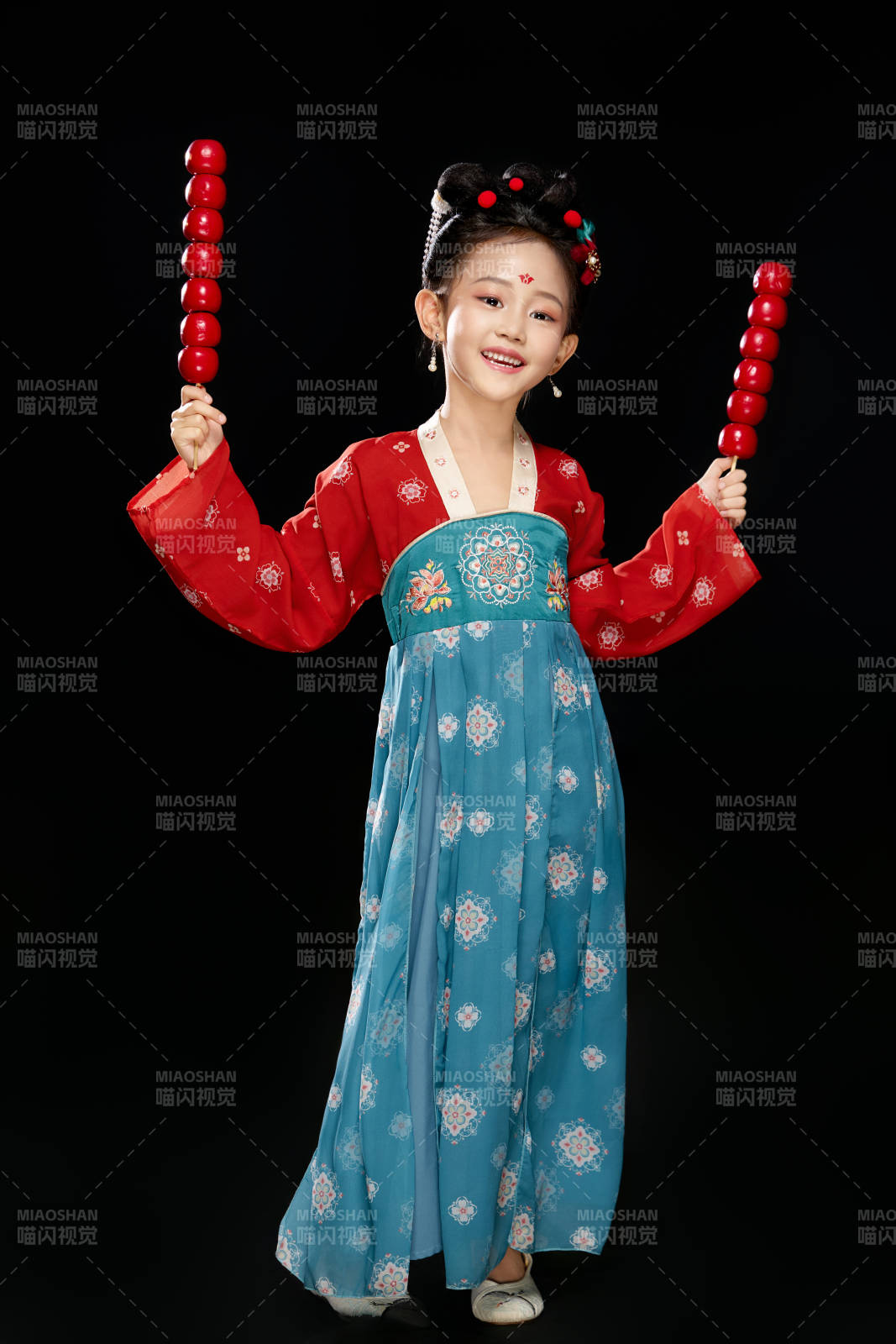 黑色背景下汉服装扮的中国女童图片