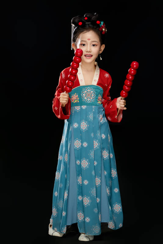 黑色背景下汉服装扮的中国女童图片