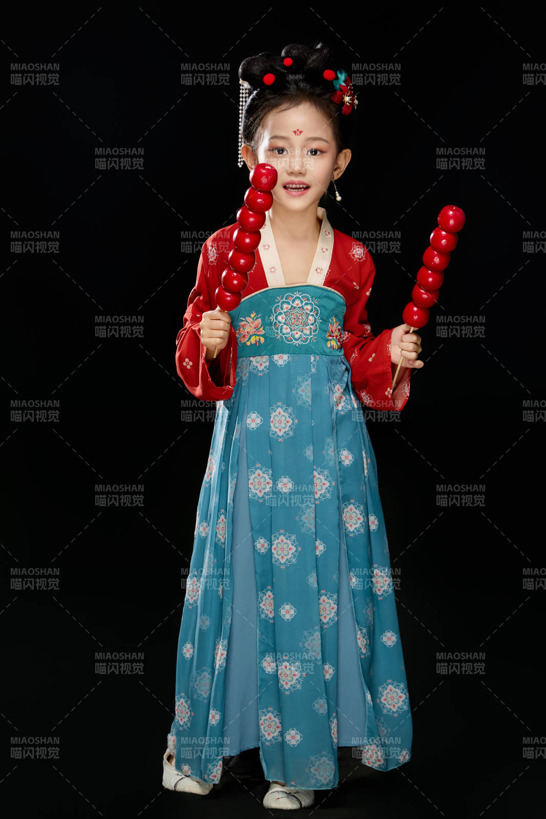 黑色背景下汉服装扮的中国女童图片