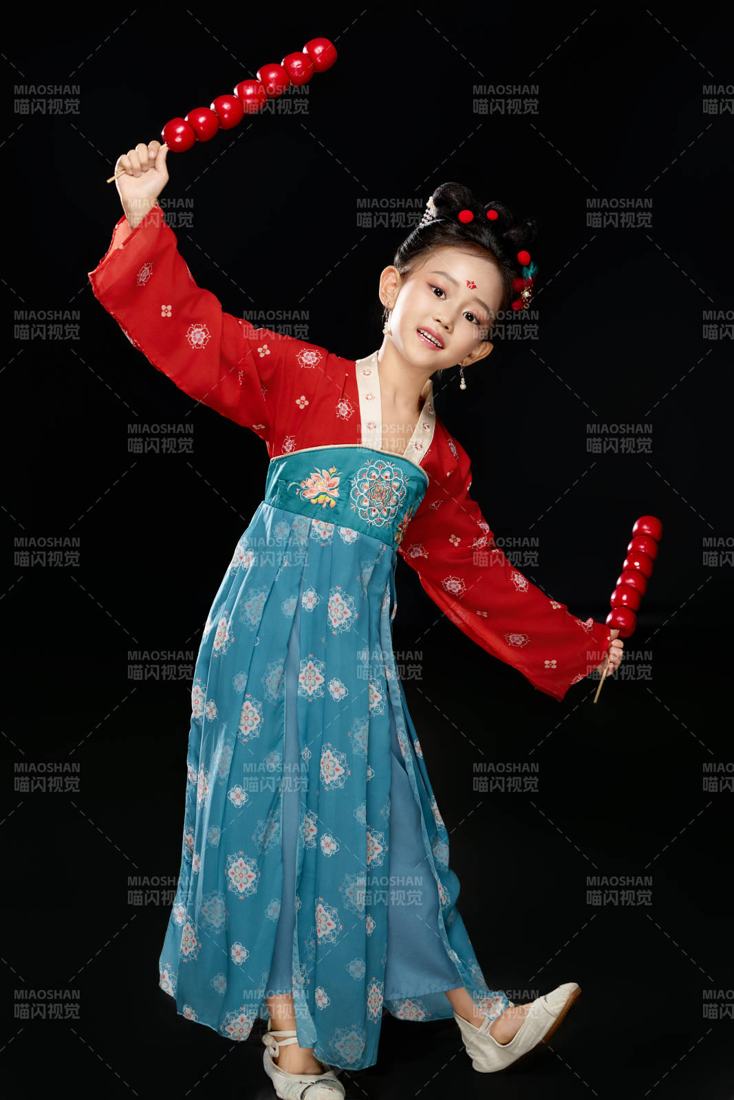 黑色背景下汉服装扮的中国女童图片