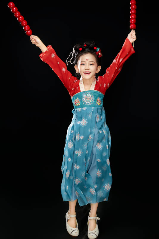 黑色背景下汉服装扮的中国女童图片