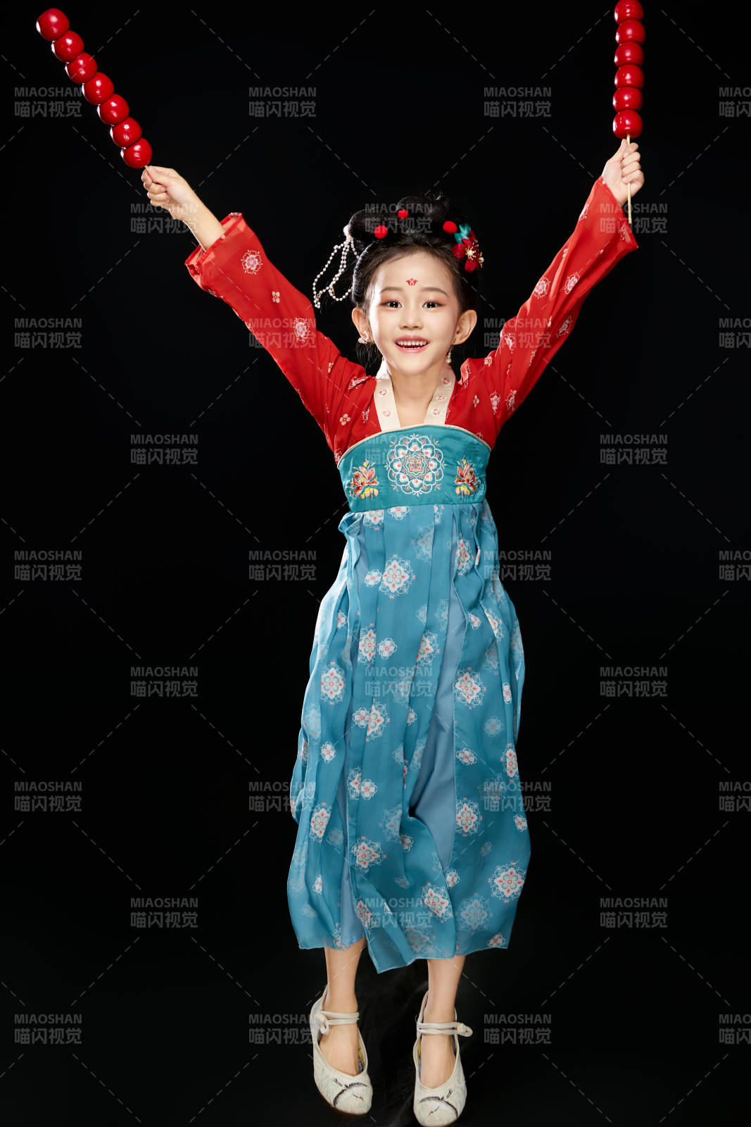 黑色背景下汉服装扮的中国女童图片