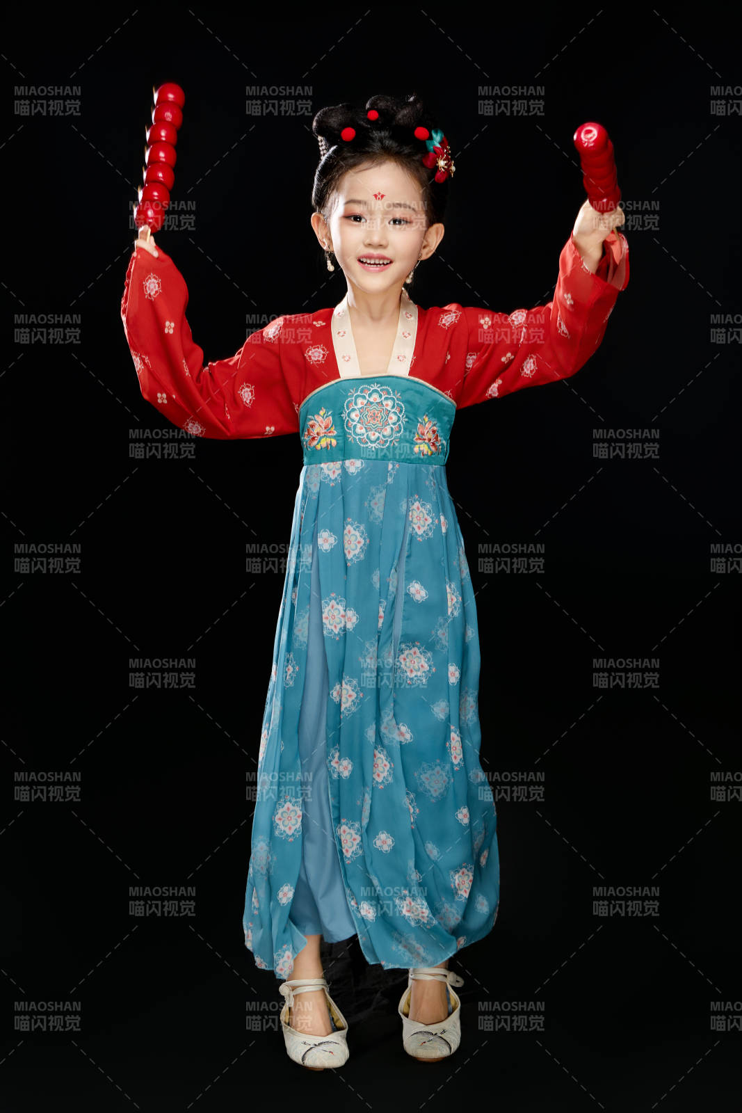 黑色背景下汉服装扮的中国女童图片