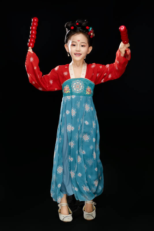 黑色背景下汉服装扮的中国女童图片