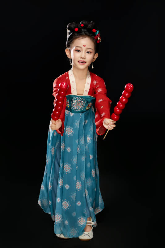 黑色背景下汉服装扮的中国女童图片