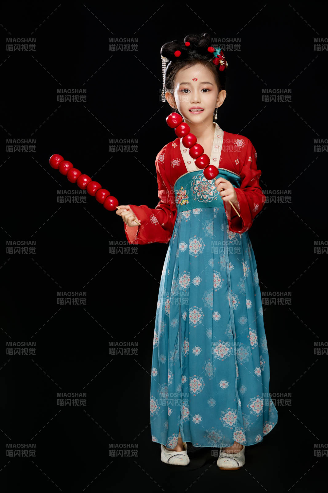 黑色背景下汉服装扮的中国女童图片