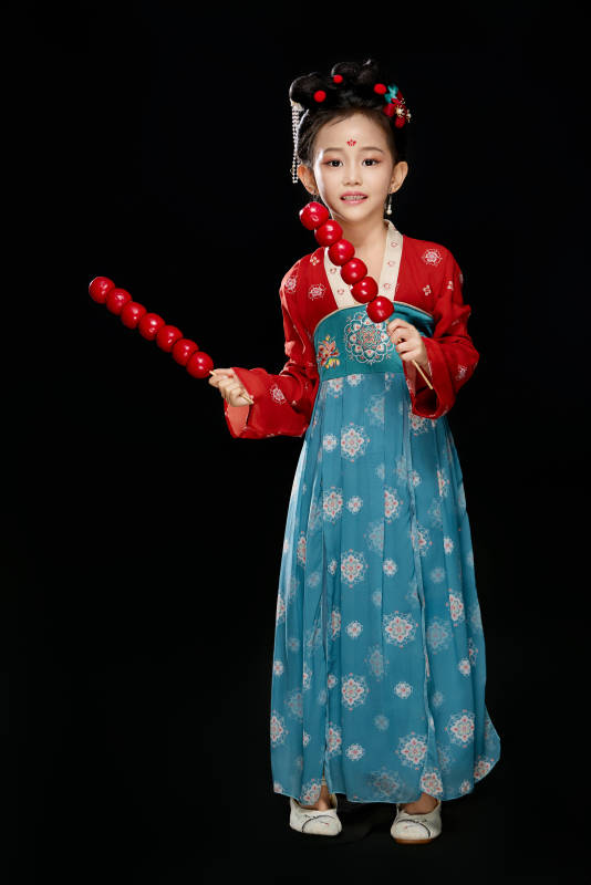 黑色背景下汉服装扮的中国女童图片