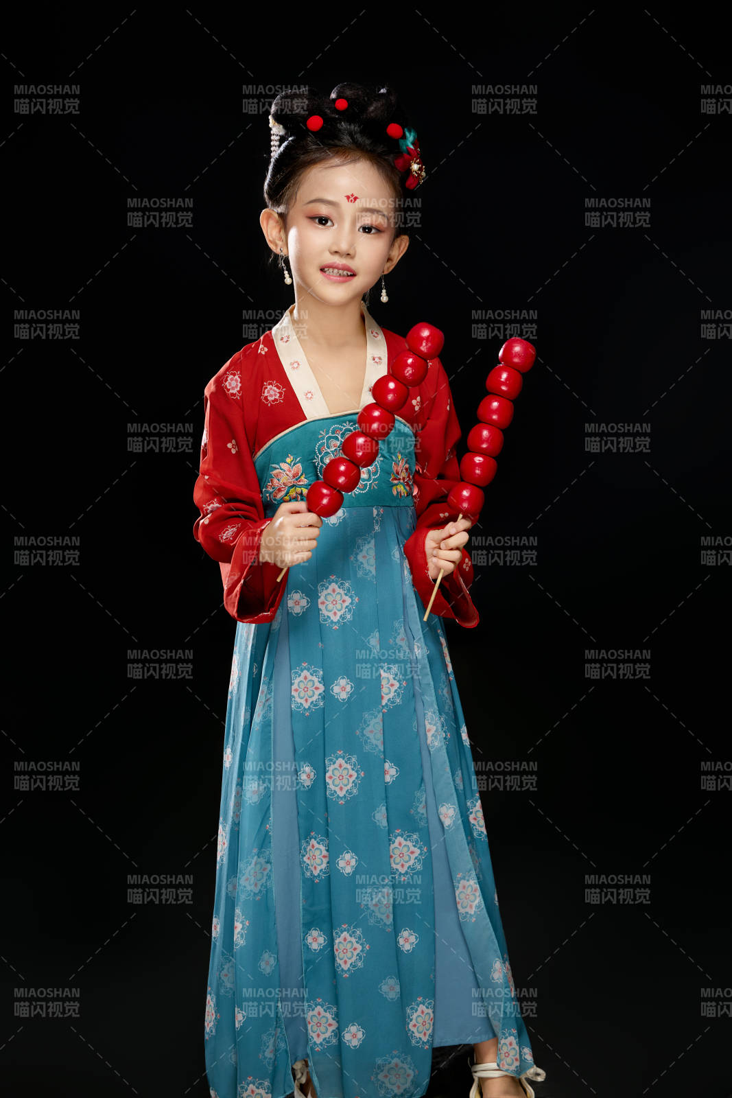 黑色背景下汉服装扮的中国女童图片