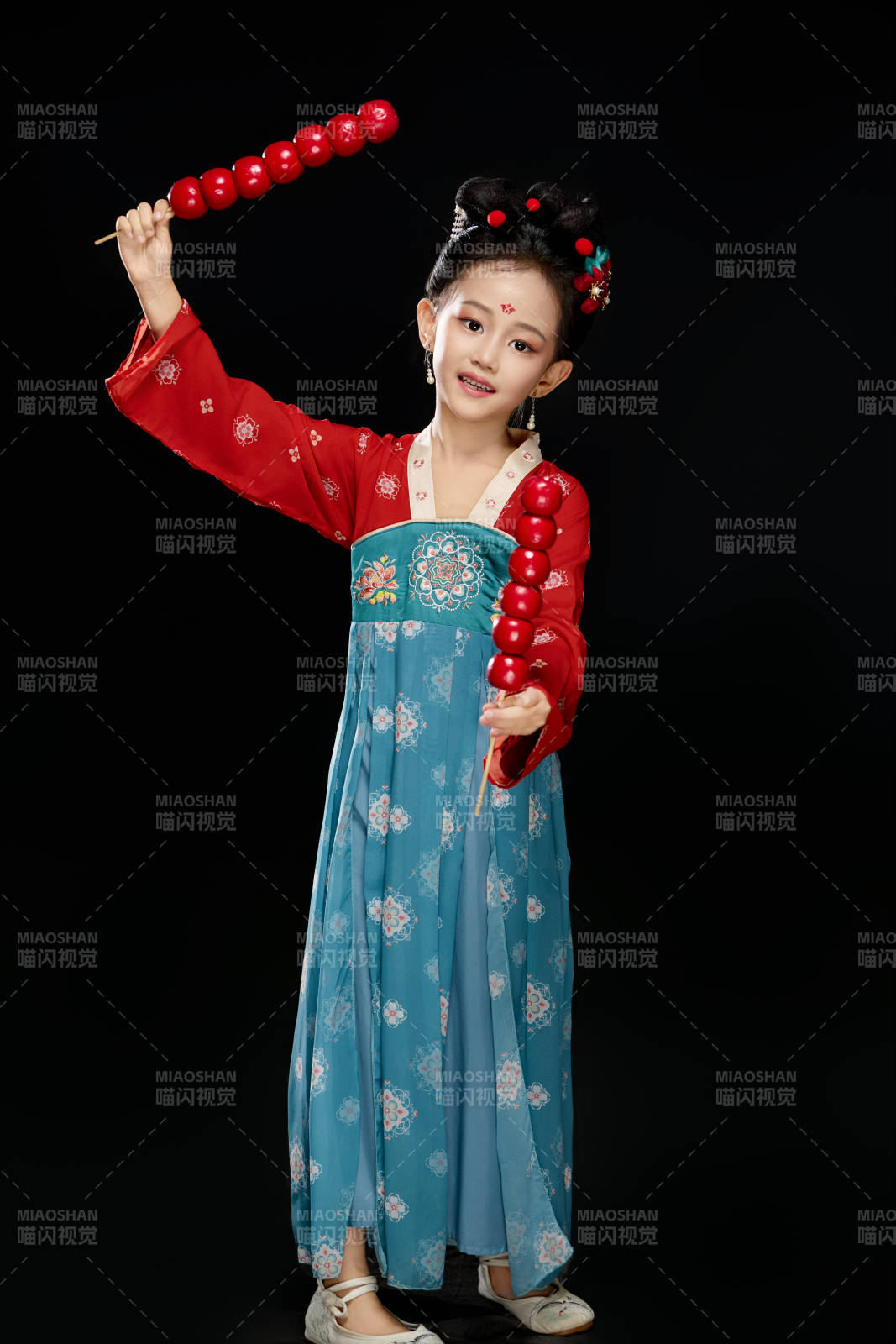 黑色背景下汉服装扮的中国女童图片