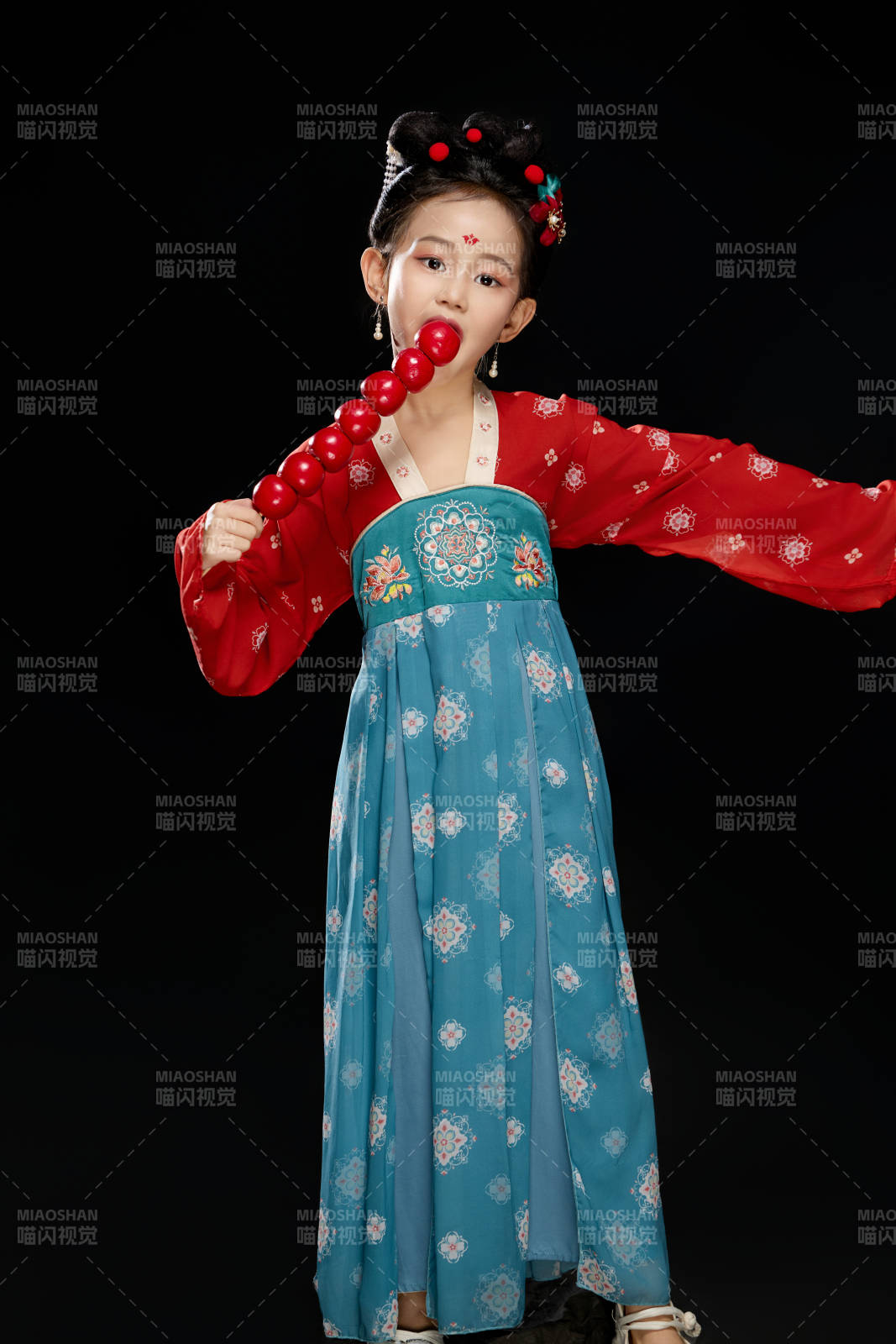 黑色背景下汉服装扮的中国女童图片