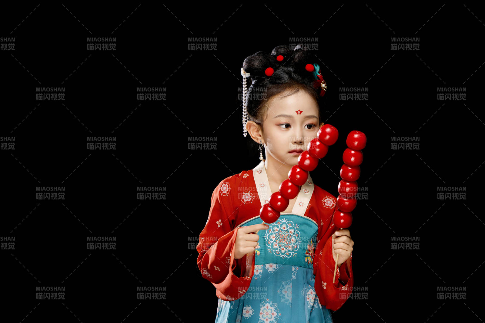 黑色背景下汉服装扮的中国女童图片