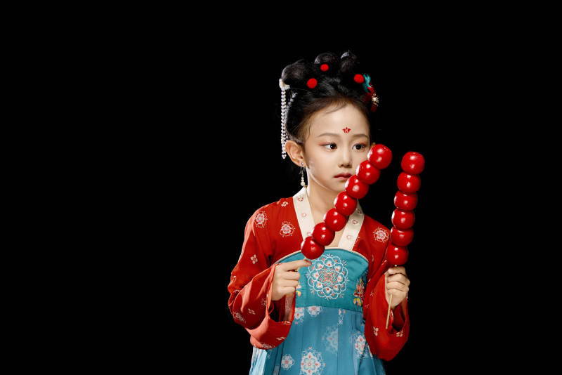 黑色背景下汉服装扮的中国女童图片