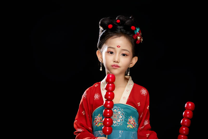 黑色背景下汉服装扮的中国女童图片