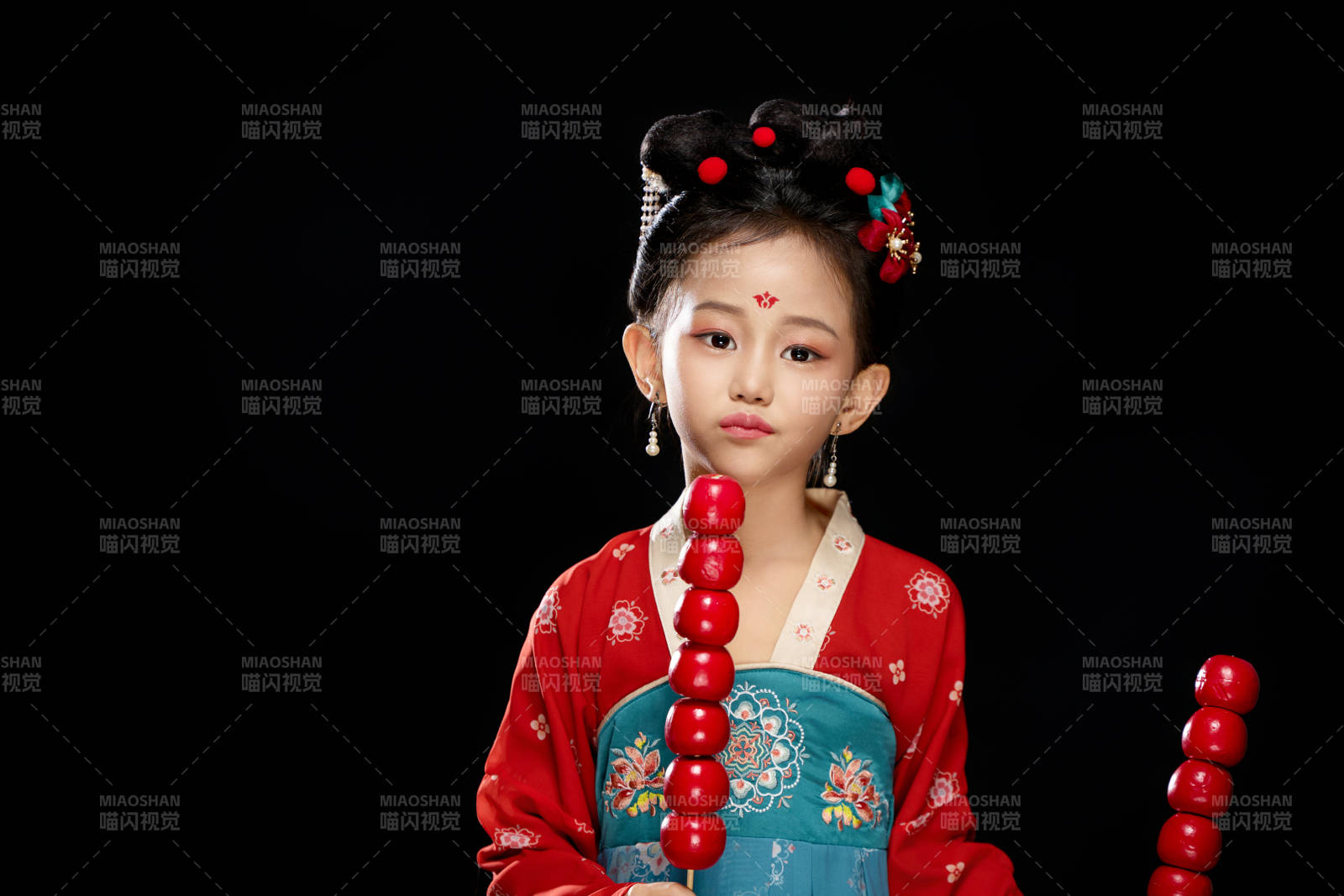 黑色背景下汉服装扮的中国女童图片