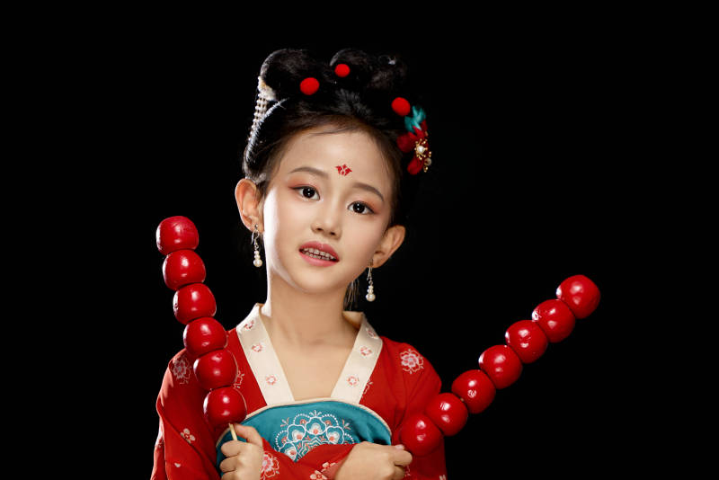 黑色背景下汉服装扮的中国女童图片