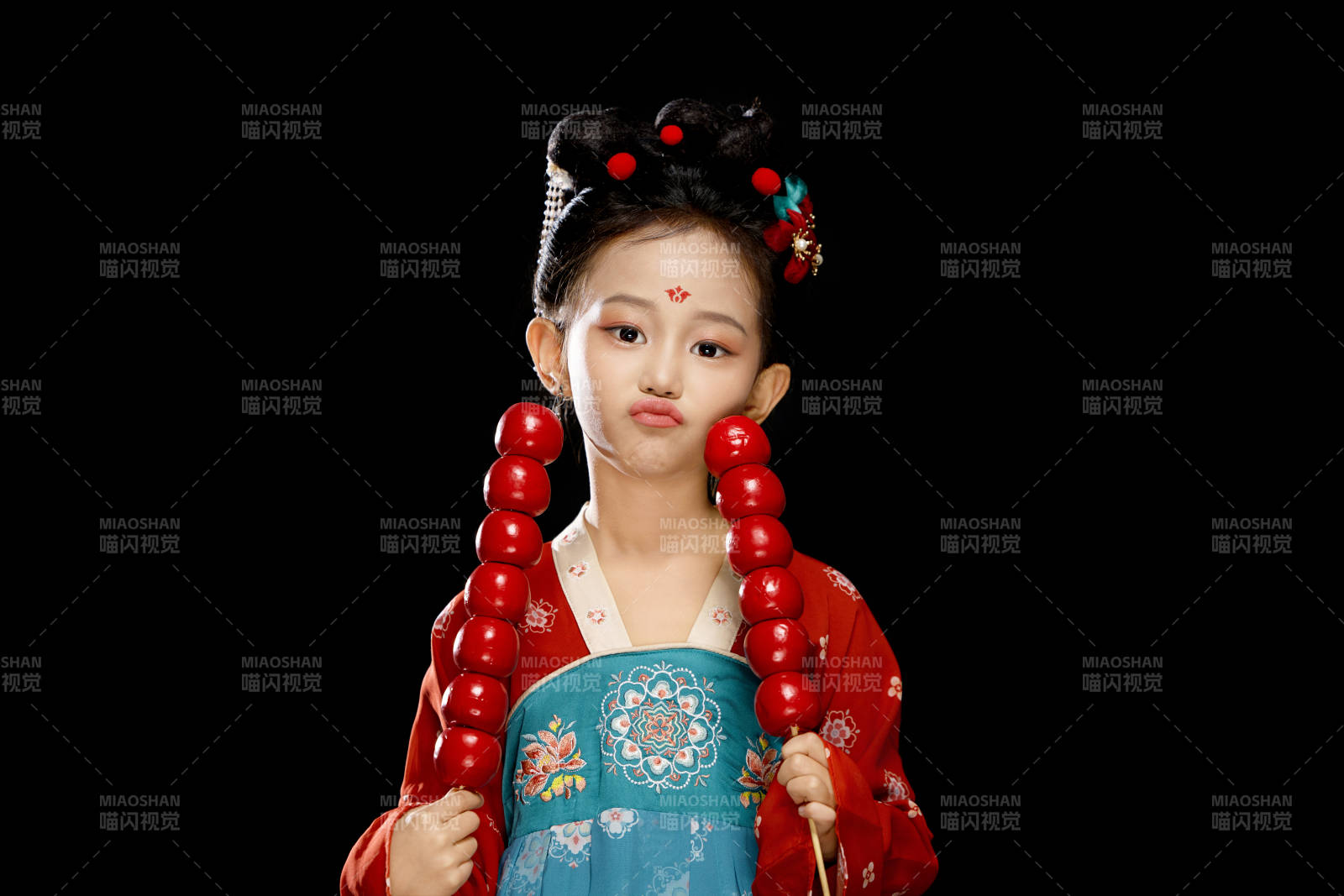 黑色背景下汉服装扮的中国女童图片