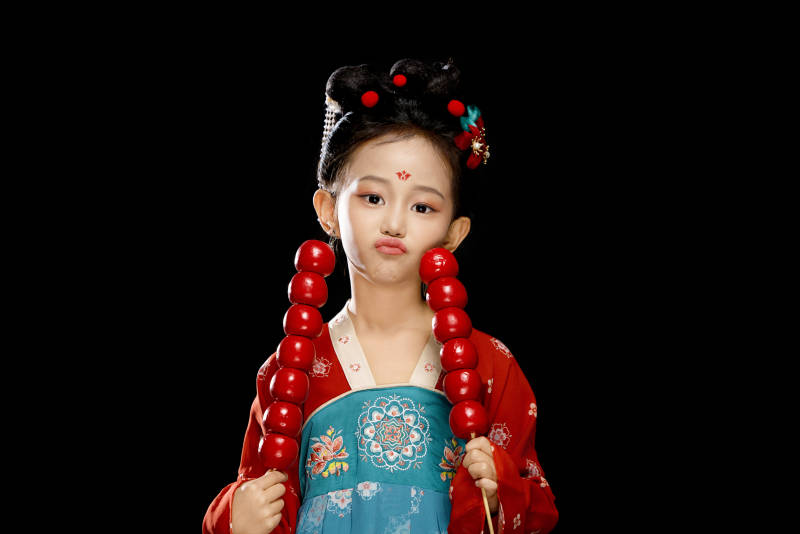 黑色背景下汉服装扮的中国女童图片