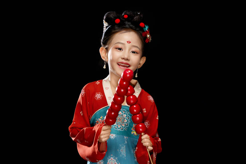 黑色背景下汉服装扮的中国女童图片